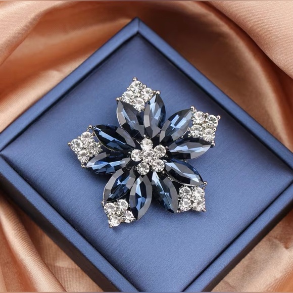 Floral Retro Rhinestone Encrusted Brooch Modern New Gorgeous - Picture 6 of 7